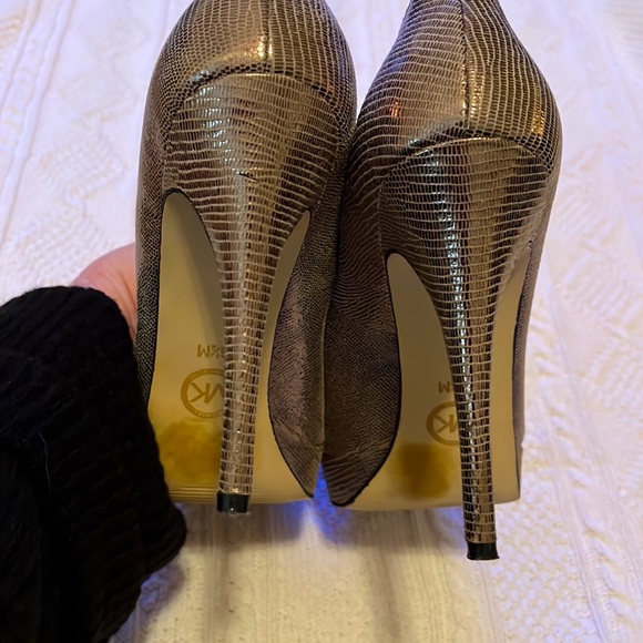 💙MICHAEL MICHAEL KORS 6.5M 4.5” metallic heel, 3/4”platform. beautiful rose gold - Picture 3 of 13